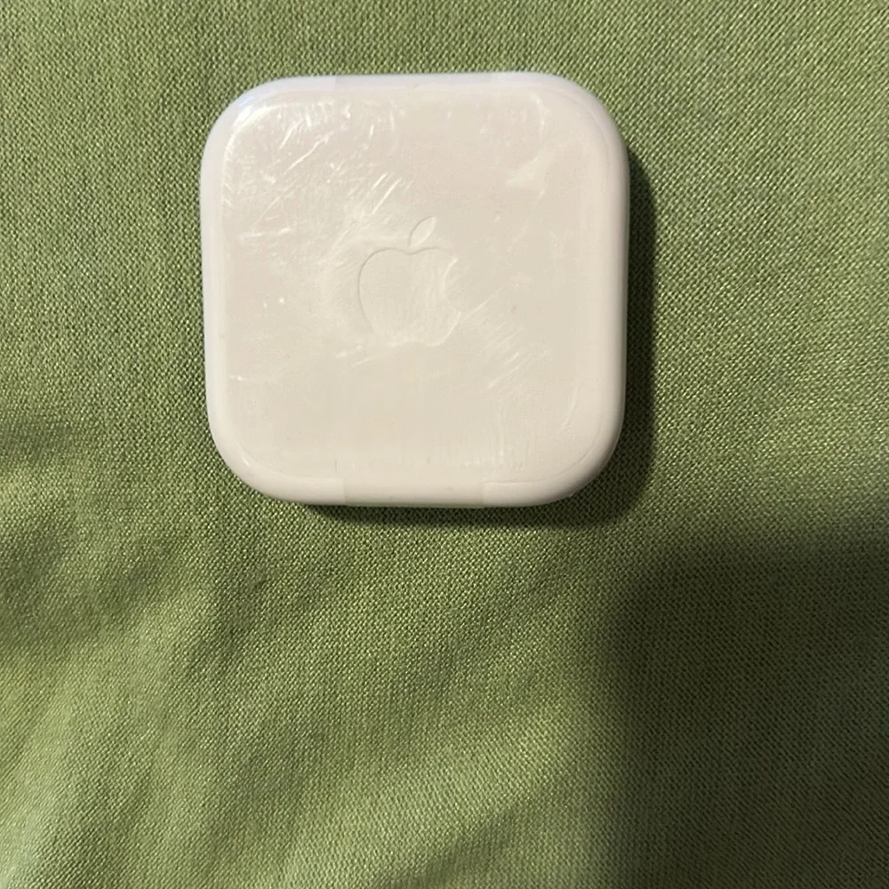New Genuine Apple Wired Earphones. Lightening Connector and Built in Microphone